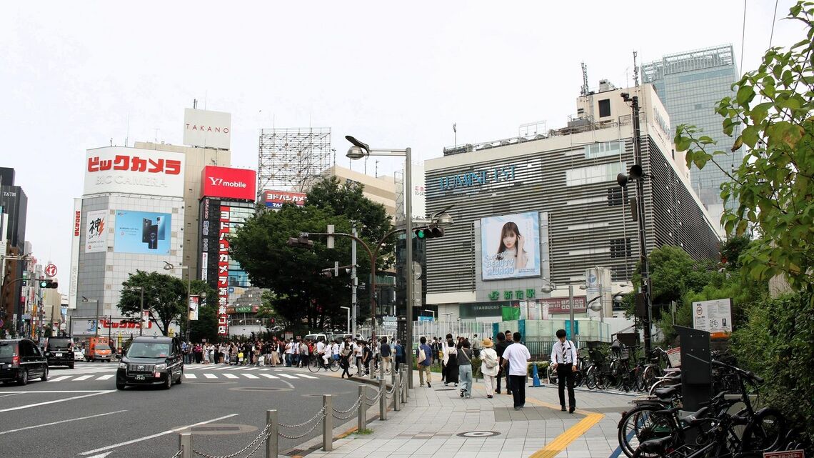 JR新宿駅東口の駅前広場（筆者撮影）