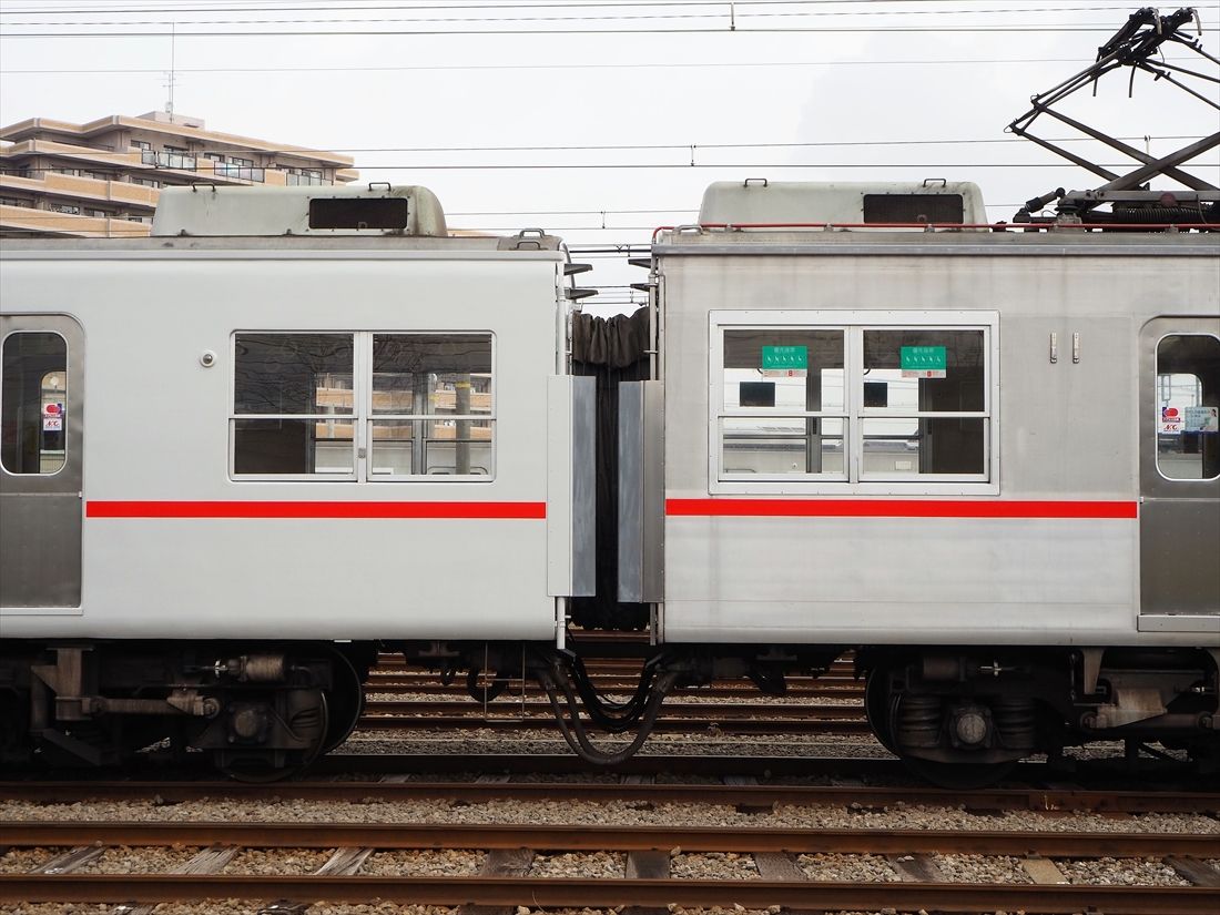 鋼製車の3619号（左）とアルミ車3101号の連結部分。色のほかに窓や車体の形が異なる（記者撮影）