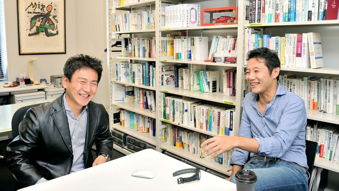 早稲田大学の看板教授の井上達彦氏（左）と入山章栄氏（右）。入山氏は、世界の経営学には「ビジネスモデル」研究は少ないという。早稲田大学井上研究室にて（撮影：梅谷秀司）