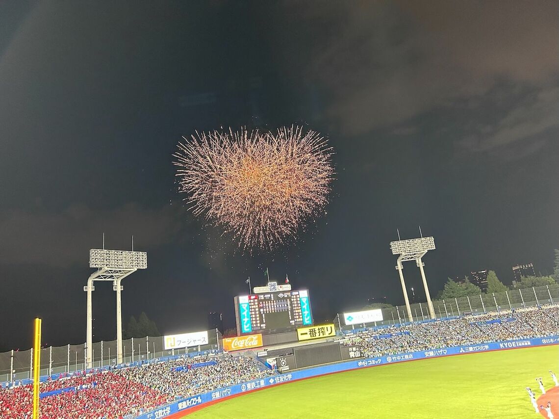 花火が上がる明治神宮球場（写真：筆者撮影）