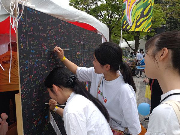 学校外での活動（レインボープライド）にも参加