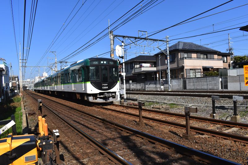 京阪黄檗駅を出る宇治線電車（筆者撮影）