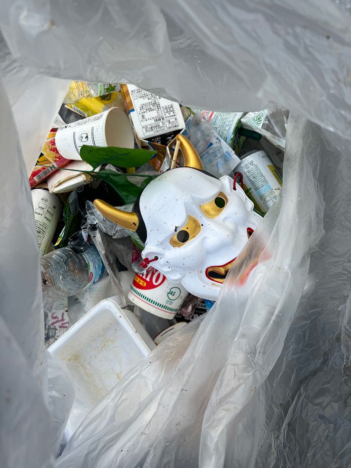 持ち帰るべき仮装した後のごみ（筆者撮影）