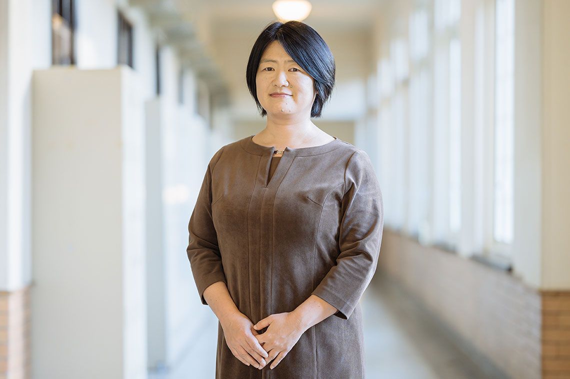 渡邊あや（わたなべ・あや）津田塾大学学芸学部国際関係学科 教授1997年に津田塾大学学芸学部英文学科卒業。2003年に広島大学大学院教育学研究科博士後期単位取得退学後、日本学術振興会特別研究員、タンペレ大学大学院客員研究員、熊本大学大学教育機能開発総合研究センター助教授・准教授、国立教育政策研究所高等教育研究部総括研究官、津田塾大学学芸学部国際関係学科准教授などを経て2022年より現職。専門は比較国際教育学。北欧のフィンランドをフィールドとして、主に教育制度や教育政策について研究（写真：本人提供）