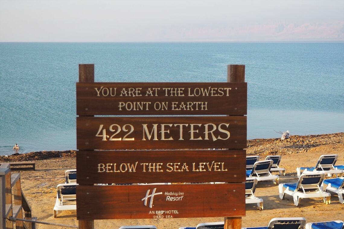 世界一低地にある死海。看板の立つ場所は、海抜マイナス422メートル（筆者撮影）