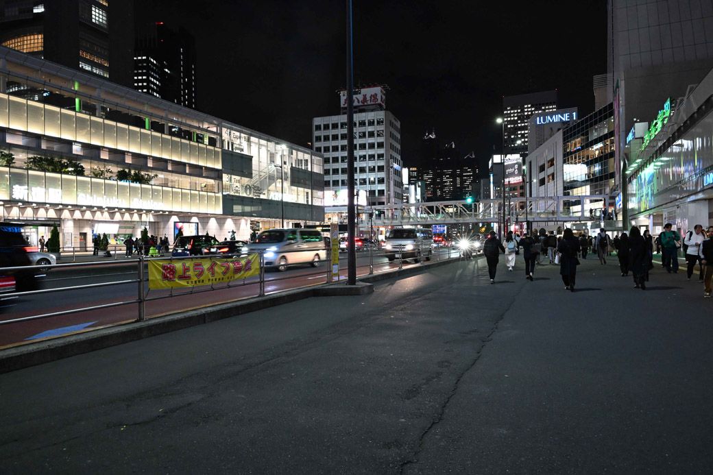 新宿駅南口前には「路上ライブ禁止」の横断幕がいくつも掲げられている（写真：松原大輔）