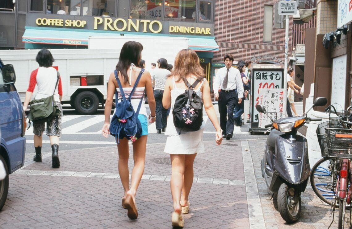 センター街をゆくコギャル。夏は露出多めのファッションに厚底サンダルが定番だった（写真：1998年7月7日、梅谷秀司撮影）