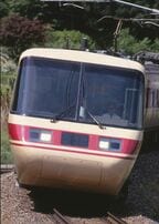 カーブを駆け抜ける「パノラマしなの」