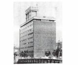 完成したばかりの本社ビル。まだ首都高もできていない時代だ（『東洋経済新報社 百年史』p821より）