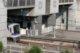 南海カラーに変更された泉北5000系の先頭が見える。30年前の延伸開業時に臨時列車だった車両だ（記者撮影）