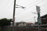 藤代駅から約400m。「次は切替」の標識が見える。藤代駅から取手方面に向かう列車はこのあたりで交流→直流の回路切替操作を行う（筆者撮影）