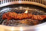 大ぶりにカットされた肉は見た目でも満足感を感じさせる。食べ放題でもみみっちくならないのは重要なポイントだ（撮影：今井康一）