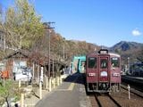 神戸駅に停車するわたらせ渓谷鉄道の列車（撮影：南正時）