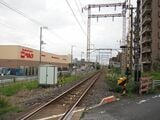 高砂2丁目付近の東京街道踏切。線路を斜めに横切っている（編集部撮影）