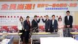 史上最低の21議席にとどまった自民党東京都連の選対本部。「全員当選！」のスローガンがむなしく映る（写真：時事）