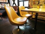 山﨑さんの記憶に残る喫茶店のひとつ、阪急電鉄十三駅西口前にあった「なにわ」のテーブルと椅子は元町本店で使われている（著者撮影）