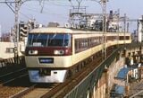登場時はクリームと茶色の塗り分けだった京成電鉄の「スカイライナー」AE形（筆者撮影）