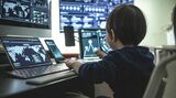 パソコンを操作する幼児