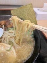 熟成玉子麺がスープによく絡む（筆者撮影）