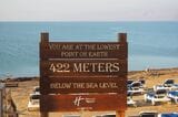 世界一低地にある死海。看板の立つ場所は、海抜マイナス422メートル（筆者撮影）