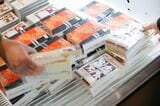 今回の最北端は新函館北斗駅からやってきた駅弁「鰊みがぎ弁当」。到着も最も遅い18時ごろとなったが、大阪ではまず購入できない駅弁とあってかすぐに完売（筆者撮影）