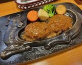 こちらはさわやかの「げんこつハンバーグ」。同じように客前でスタッフが仕上げ焼きする（筆者撮影） 