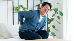 膝や腰が｢痛いから揉む｣はむしろ逆効果？…長引く｢腰痛･膝痛｣を悪化させる"4つのNG習慣"と"意外な対処法"