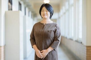 渡邊あや（わたなべ・あや）津田塾大学学芸学部国際関係学科 教授1997年に津田塾大学学芸学部英文学科卒業。2003年に広島大学大学院教育学研究科博士後期単位取得退学後、日本学術振興会特別研究員、タンペレ大学大学院客員研究員、熊本大学大学教育機能開発総合研究センター助教授・准教授、国立教育政策研究所高等教育研究部総括研究官、津田塾大学学芸学部国際関係学科准教授などを経て2022年より現職。専門は比較国際教育学。北欧のフィンランドをフィールドとして、主に教育制度や教育政策について研究（写真：本人提供）