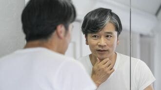 鏡を見る男性