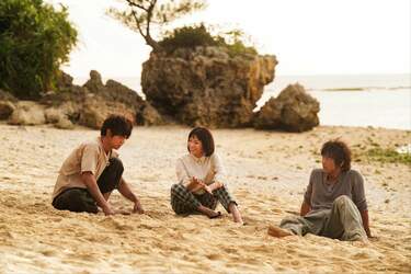 とんでもない再現度」 映画『宝島』の沖縄ロケセットが凄すぎた とんでもない再現度」 映画『宝島』の沖縄ロケセットが凄すぎた