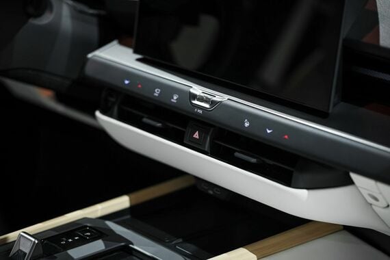 「レスポンシブヒドゥンスイッチ」は手をかざすとこのように浮かびあがる(写真:Lexus International)