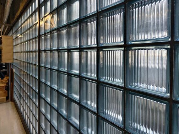 防音のための分厚いガラスブロック