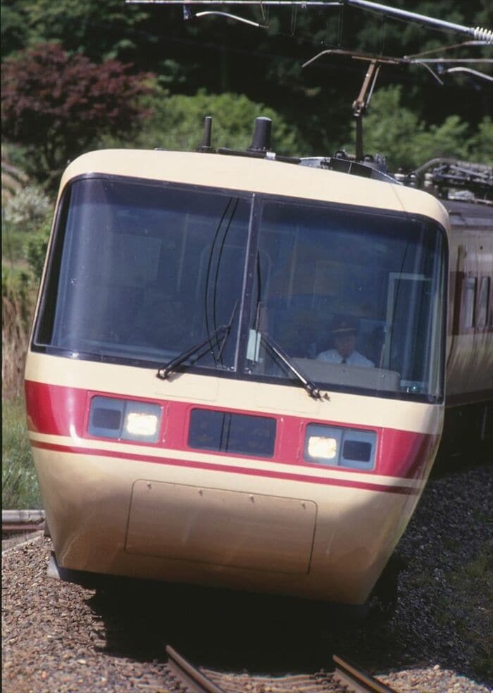 カーブを駆け抜ける「パノラマしなの」