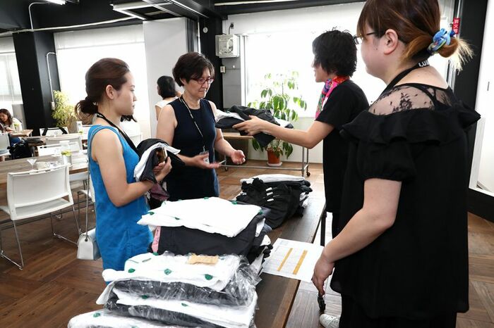 見学に当たってはシェフのような作業着に着替える