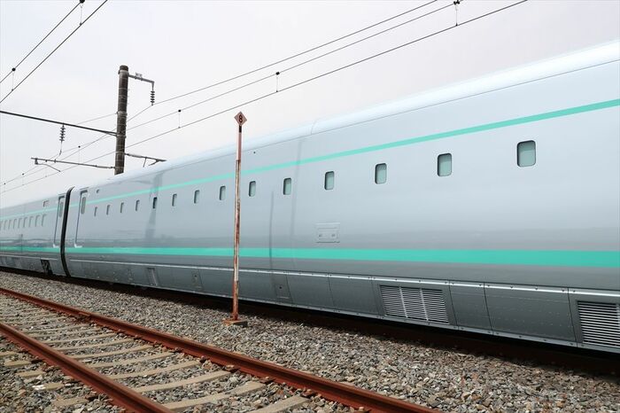 窓が極端に小さい中間車両