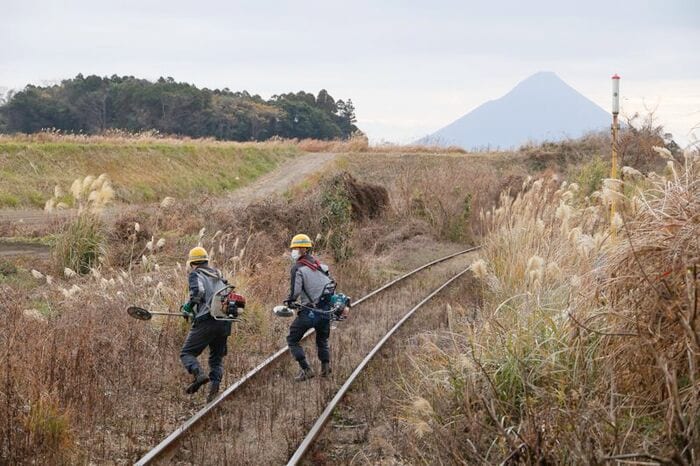 草刈り機を使用して駅周辺を刈っていく