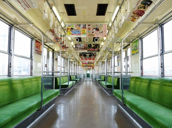 ドアの内側がステンレス地の銀色になった車両