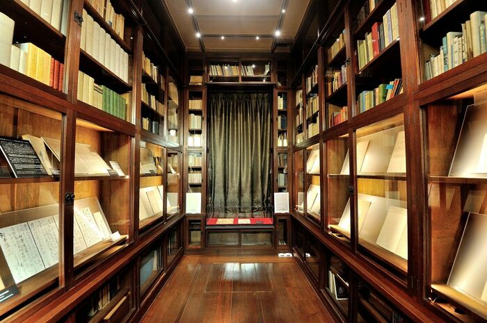 書斎奥には専門分野である仏文書籍を展示