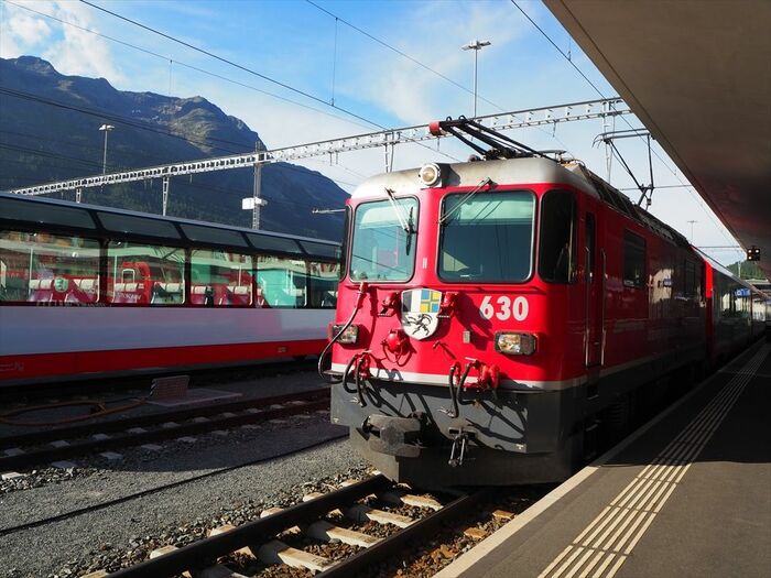 「氷河特急」を牽引するレーティッシュ鉄道の機関車