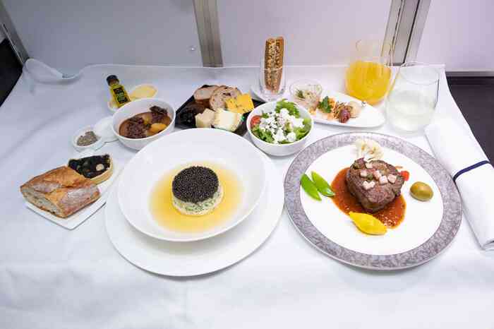 ファーストクラスでは本格的な機内食が提供された