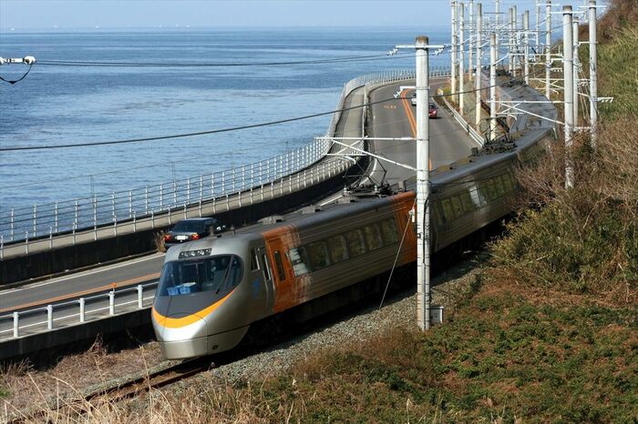 瀬戸内海を横目にカーブを疾走する8000系