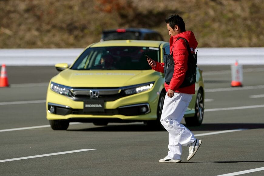 歩きスマホの歩行者に対する事故回避技術も