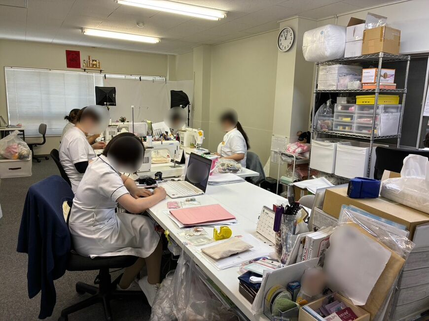 ぬいぐるみを治療する様子。病院のように白衣を身につけて治療しているのが印象的だ（画像：筆者撮影）
