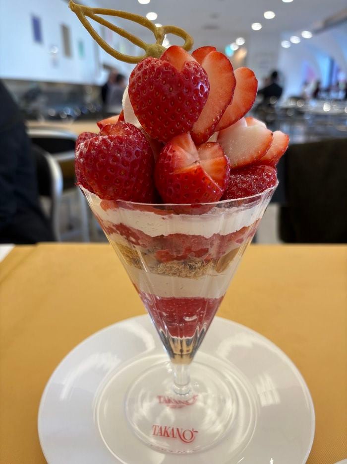苺のパフェ（2200円）。生の苺をたっぷりと使った迫力あるビジュアルは、宝石を散りばめた王冠のよう。こくのあるマスカルポーネクリームを合わせ、苺の瑞々しく爽やかな味わいを引き立てている（編集部撮影）