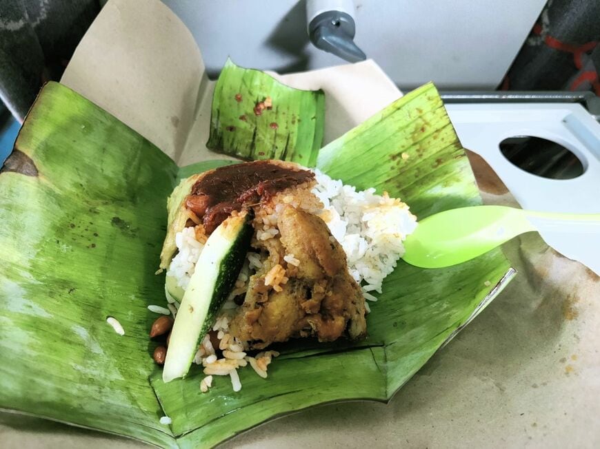 駅で売られていたちまき風のお弁当（筆者撮影）