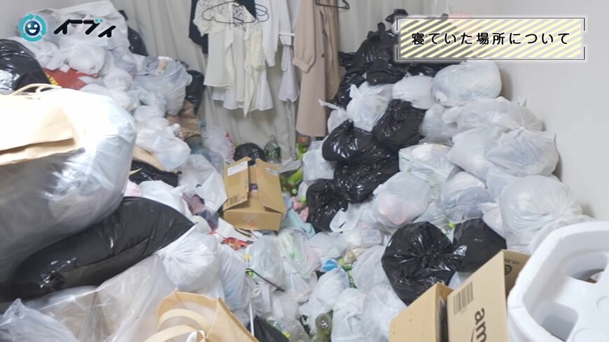 積み上がったゴミ袋の「くぼみ」が依頼者の寝床になっている（写真：「イーブイ片付けチャンネル」より）