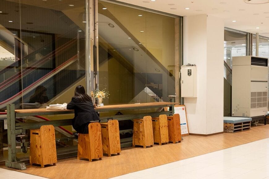 建物内には、福山市内の工場の廃材をアップサイクルした家具が置かれている（写真：筆者撮影）