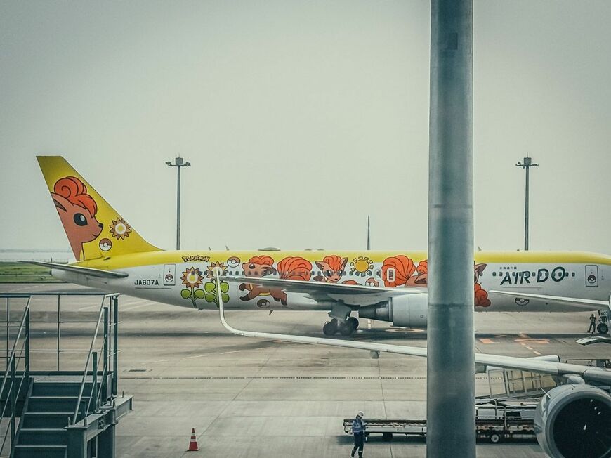 キャラクターが描かれた飛行機