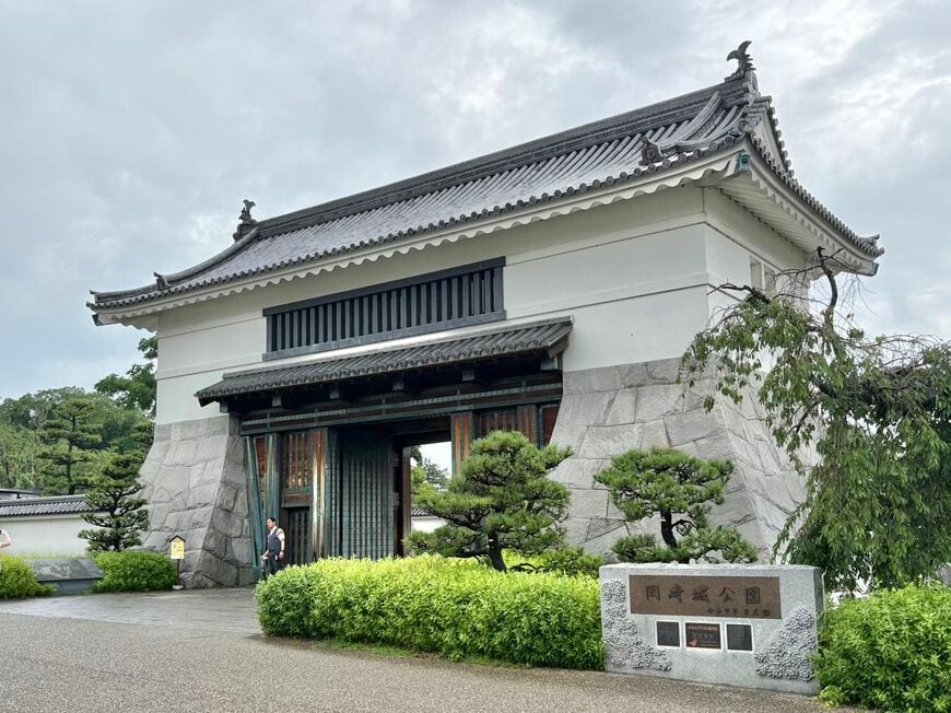 大型店がひしめいたエリアを抜け、岡崎城公園まで行くと急に人が増える（写真：筆者撮影）