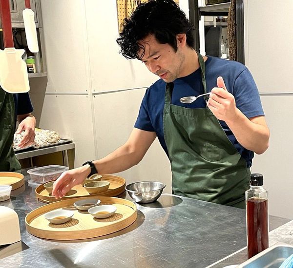 テストキッチンでスタッフたちと試作を続ける石坂秀威シェフ（写真：シーベジタブル）